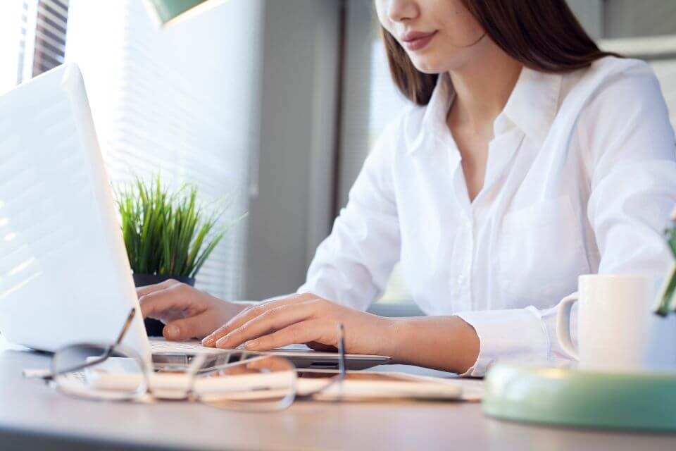 Zdjęcie kobiety specjalizującej się w sprzedaży pośredniej, pracującej na laptopie 