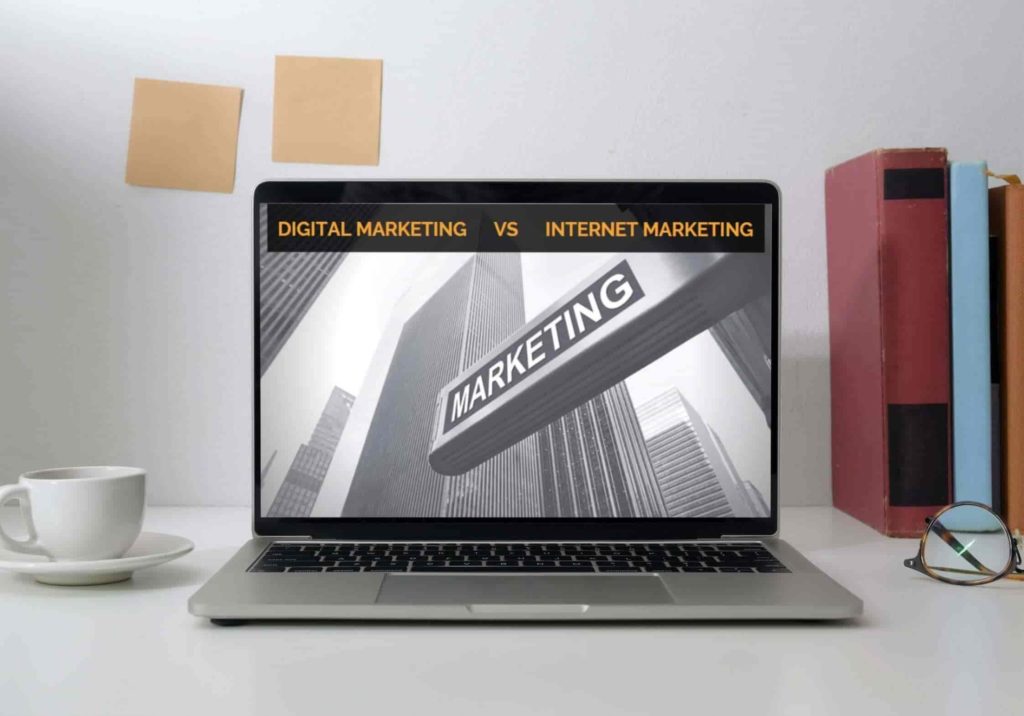 Laptop z grafiką „Digital Marketing vs Internet Marketing”