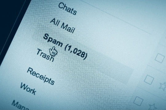 Skrzynka odbiorcza: lista z typami wiadomości, kursor myszy na słowie SPAM – w email marketingu należy unikać wpadania do tego folderu
