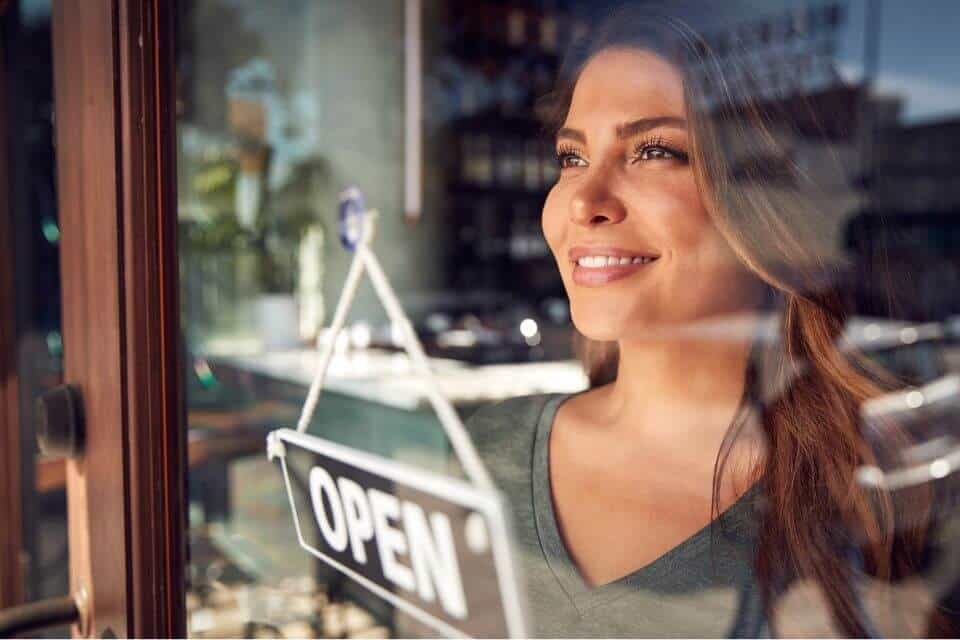 Zdjęcie przedstawia kobietę prowadzącą sklep w ramach franczyzy