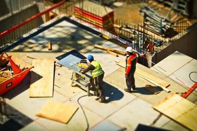 Zdjęcie przedstawia pracowników budowlanych, którzy korzystają dzięki IOT w produkcji