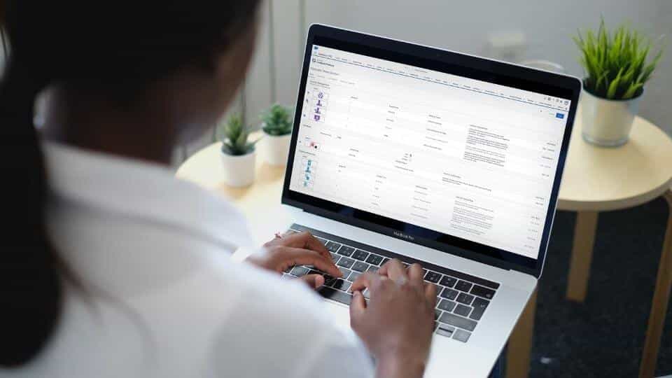 Zdjęcie kobiety korzystającej z Salesforce CPQ na laptopie