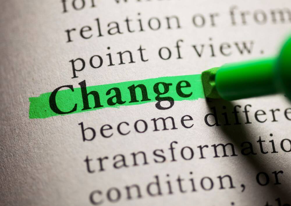 zbliżenie na definicję słowa 'change', które jest podkreślone zielonym zakreślaczem 