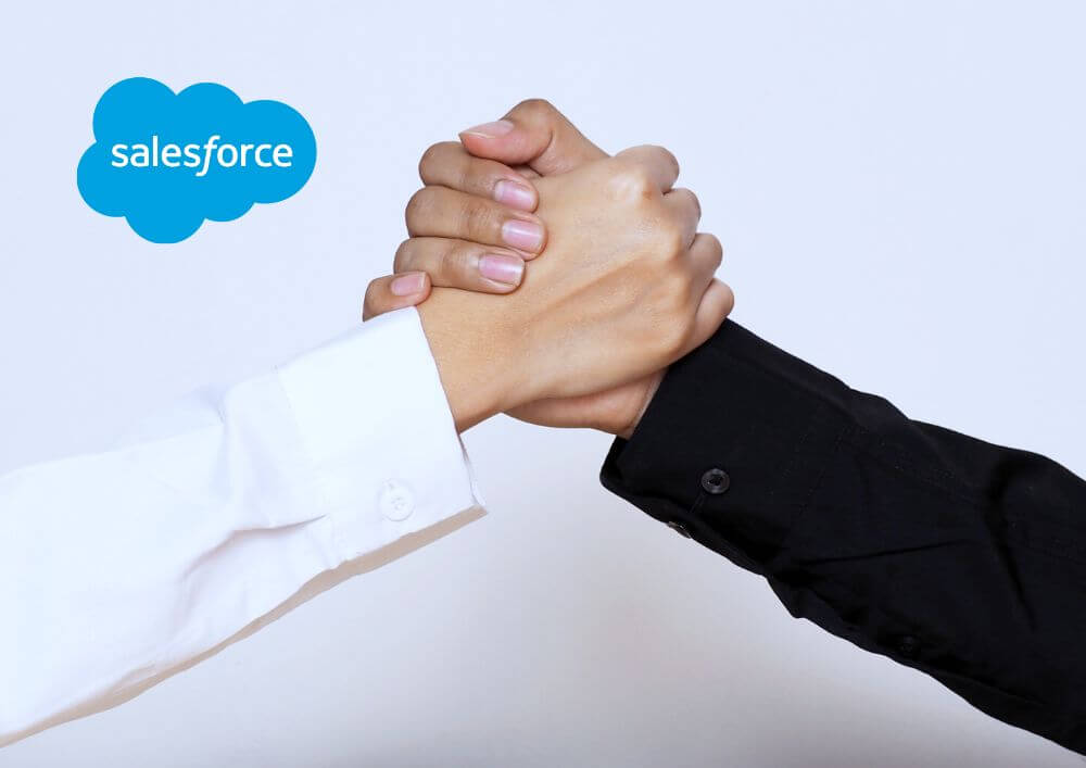 zdjęcie osób witających się w młodzieżowy sposób oraz logo Salesforce 