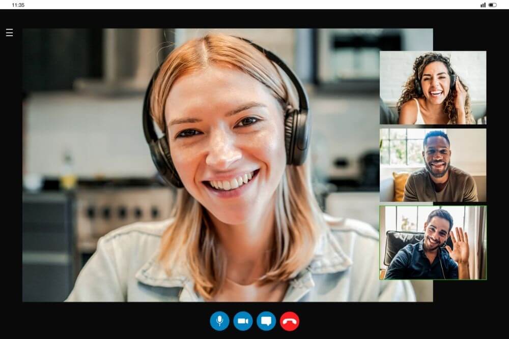 Na ekranie widać kobietę uczestniczącą w spotkaniu online, z prawej strony miniatury innych uczestników

