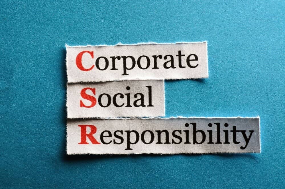 napis "corporate social responsibility" na niebieskim tle